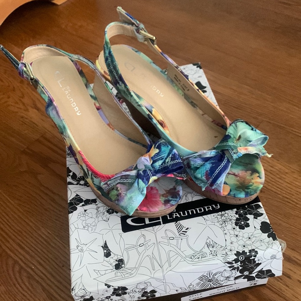 Flower wedges with bows